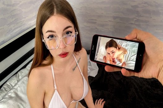 Anh trai bắt em gái quỳ gối cả đêm vì tội nói dối